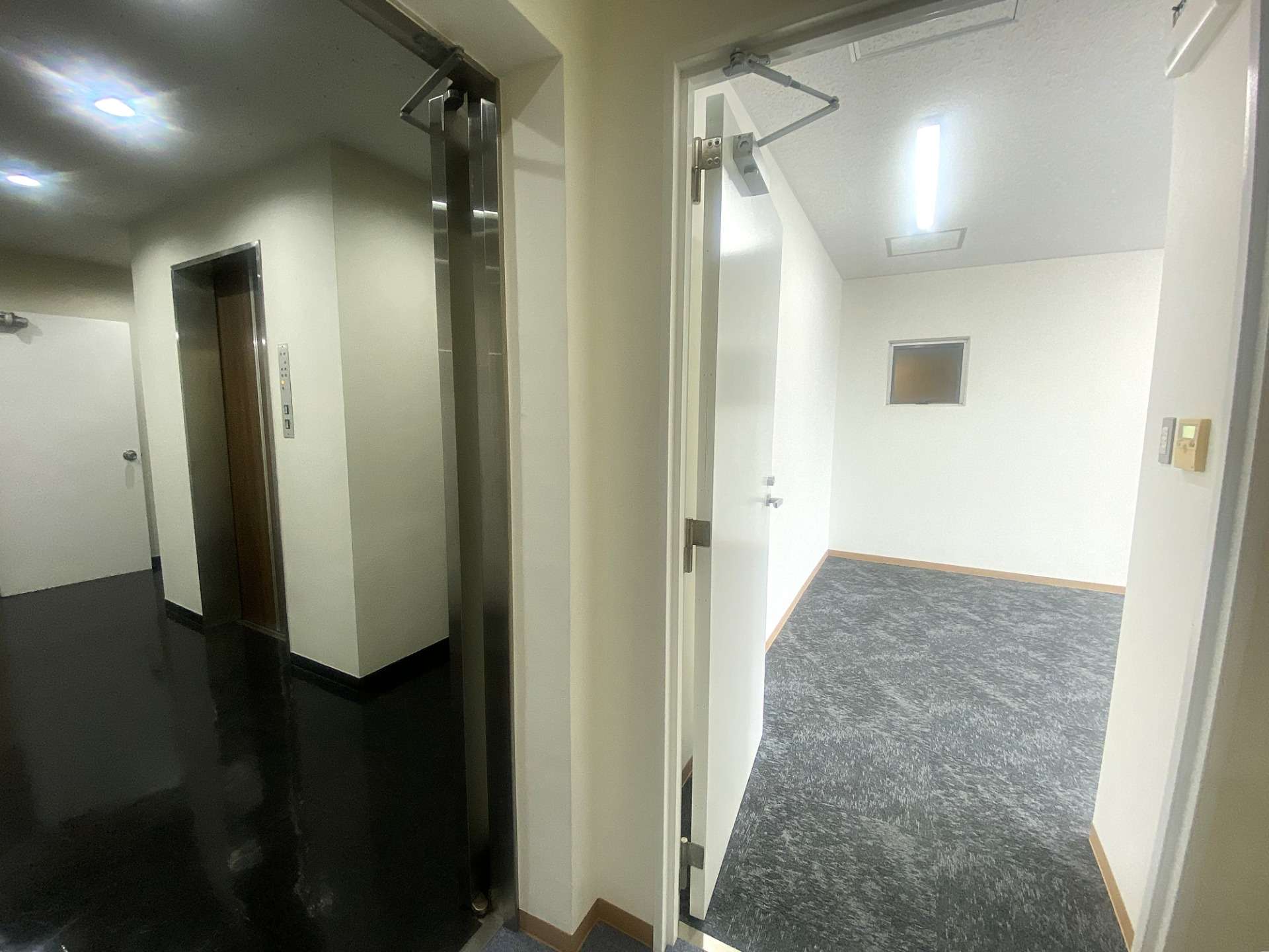 エレベーターすぐのお部屋です